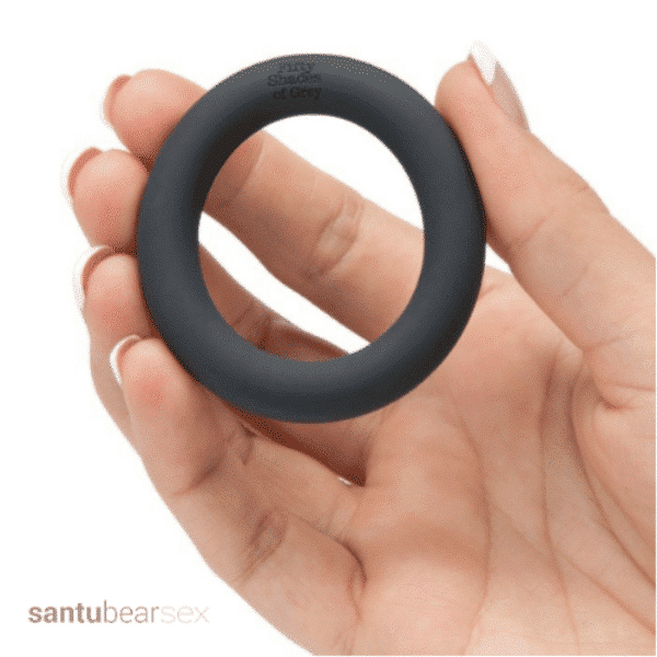 anillo pene silicona cincuenta sombras de grey, imagen del cockring sujetado por una mano femenina